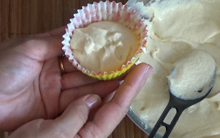 Напълваме всяка калъп на две трети.