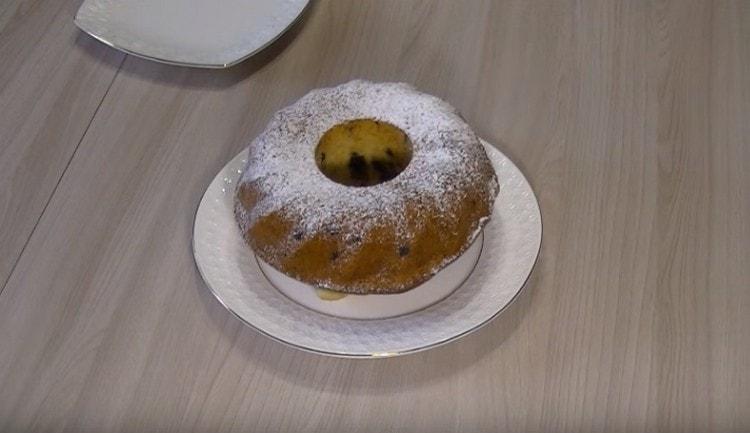 Торта, приготвена по такава рецепта за заквасена сметана, може да бъде допълнително украсена със захар за глазура.