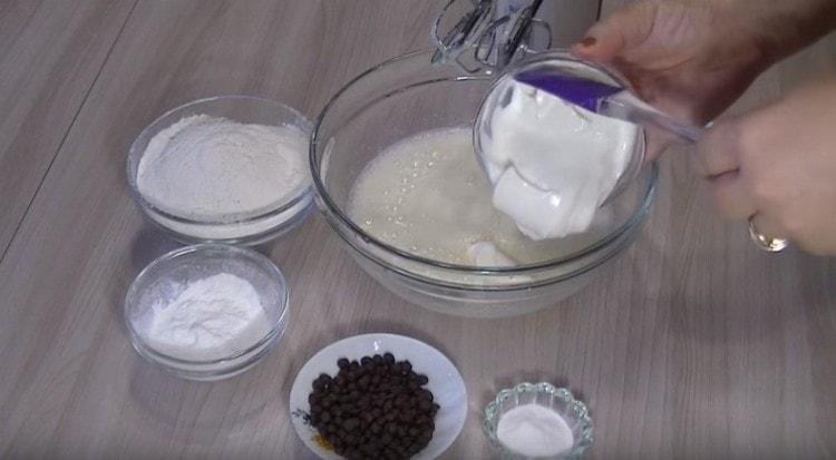 Добавете заквасена сметана към яйчената маса.
