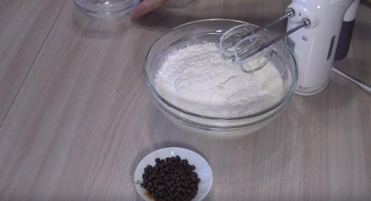 Към течните компоненти добавете нишесте, бакпулвер и брашно.