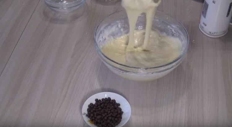 Разбийте тестото с миксер.