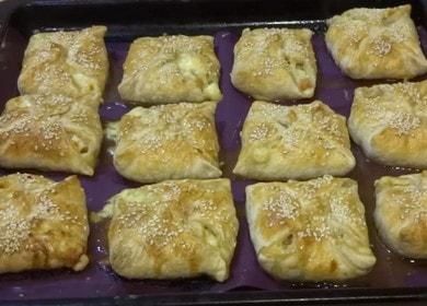 Печем вкусни пликове от бутер тесто, пълнено с пиле и домат: рецепта със снимка.