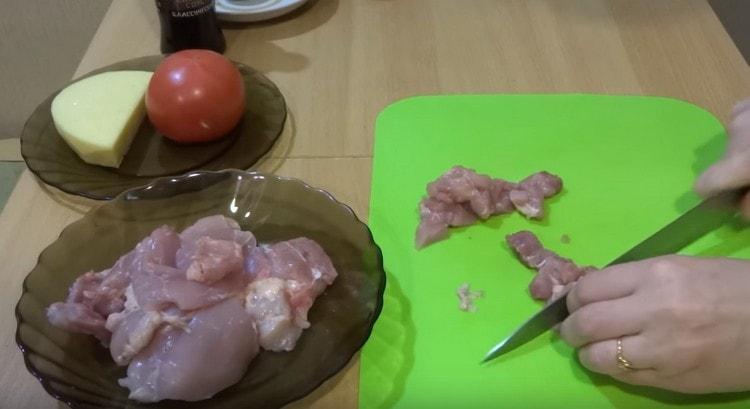 Нарежете пилето на малки парченца.
