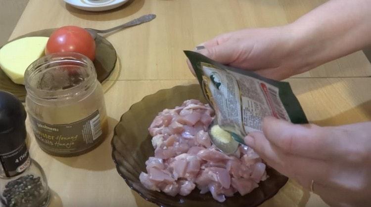 Добавете сушен чесън към месото.