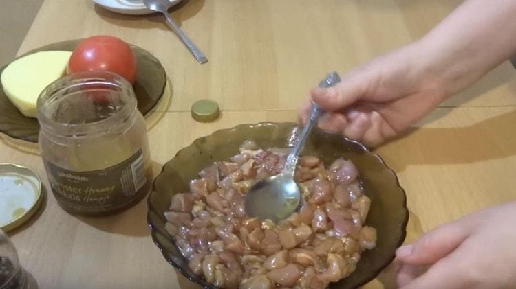 Разбъркайте пълнежа и оставете да се маринова.