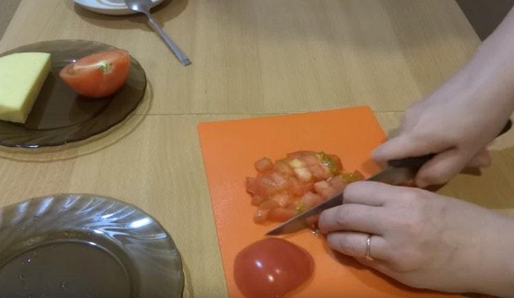Нарязваме на ситно пресен домат.