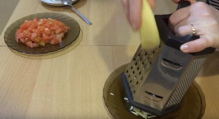 Настържете сиренето.