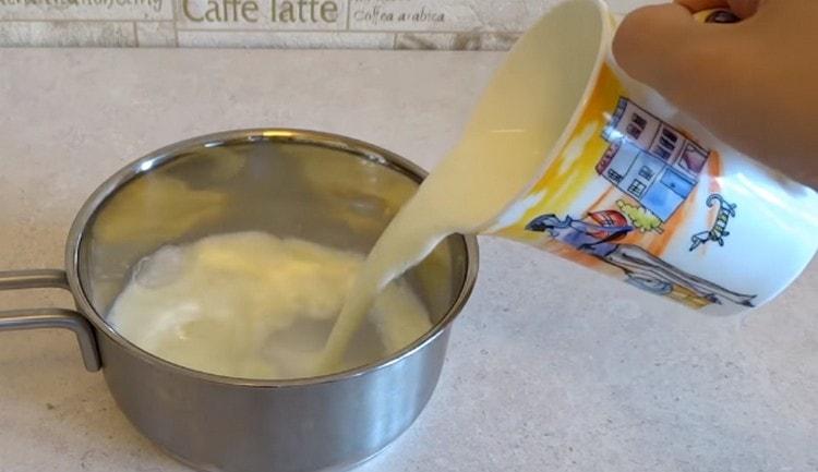 Изсипете мляко в яхнията.