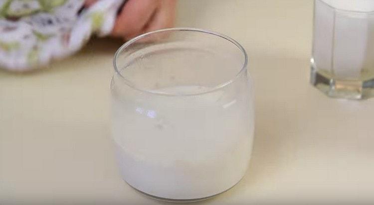 Добавете топло мляко, разбъркайте и оставете тестото на топло място.