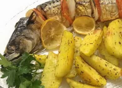 Скумрия с картофи, печена във фолио във фурната според стъпка по стъпка рецепта със снимка