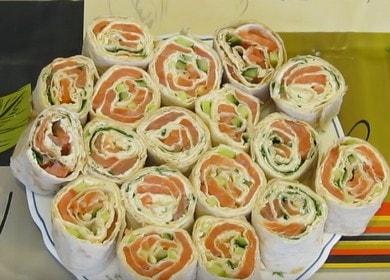 Приготвяме вкусен лаваш със сьомга под формата на руло по стъпка по стъпка рецепта със снимка.