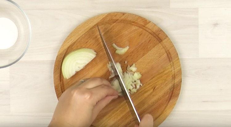 Нарязваме ситно лука.
