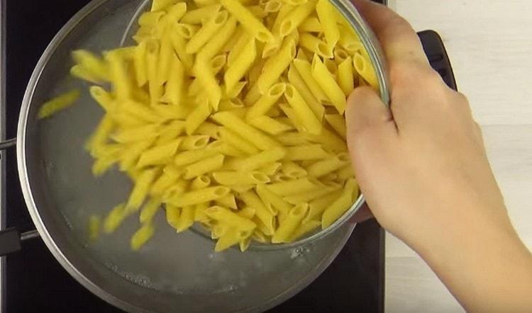 Слагаме макароните да се готвят.
