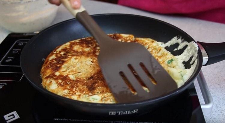 Обърнете khachapuri на другата страна.