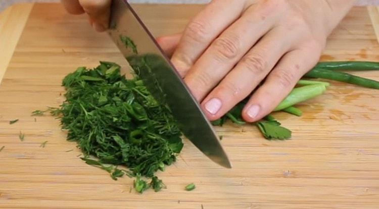 Смелете всякакви пресни билки на вкус.