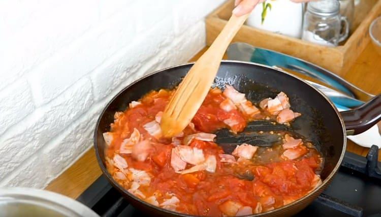 Смесете соса, добавете подправки на вкус.