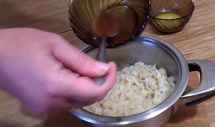 Прибавяме бульон към макароните на вкус.
