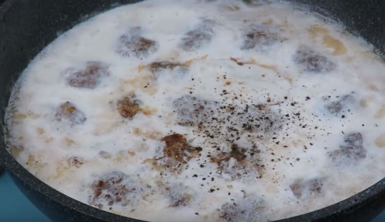 Добавете сол, черен пипер, соев сос на вкус.