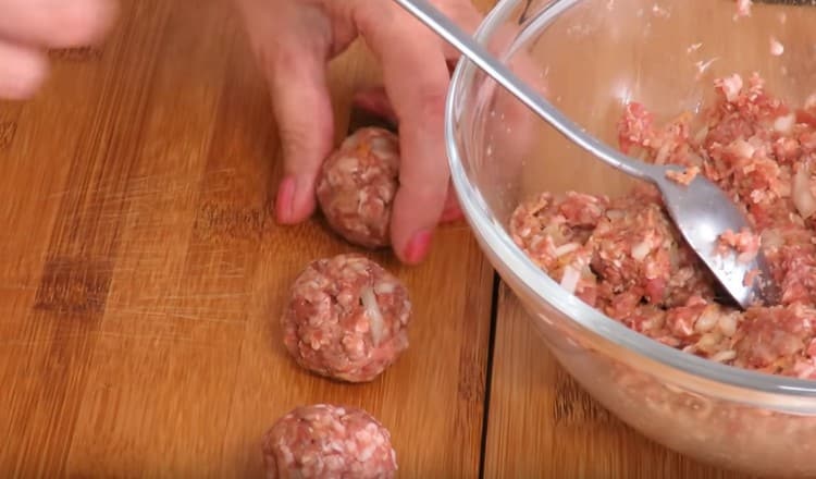 Оформяме кръгли кюфтета.