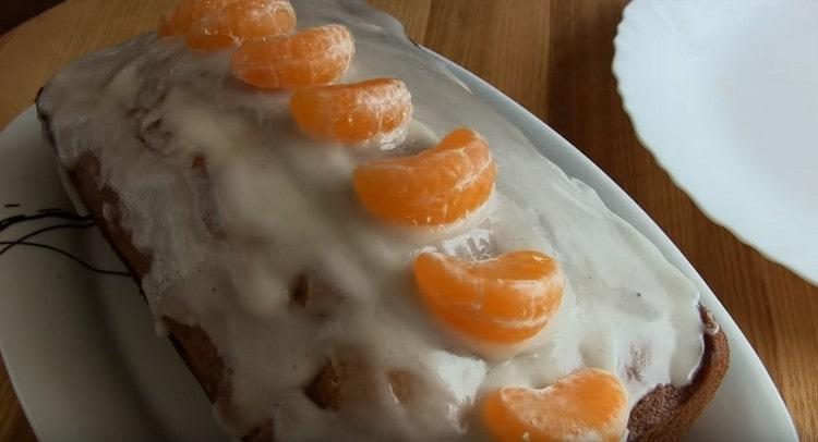 Украсете продукта с филийки мандарина.