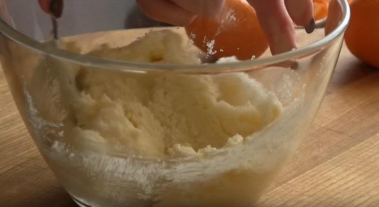 Добавяйки захар към маслото, смилайте тази маса.