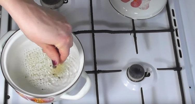 Кипнете вода на печката, добавете подправки и растително масло.