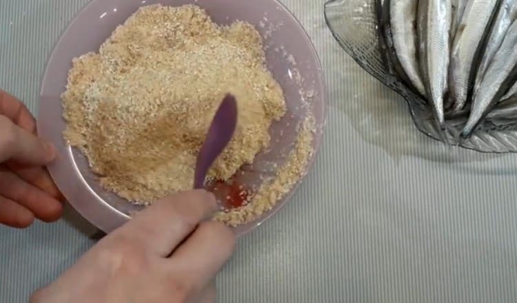 Смесете крекерите със сусамовите семена.