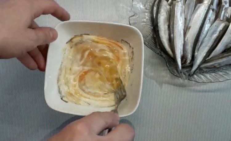 Смесете тестото.