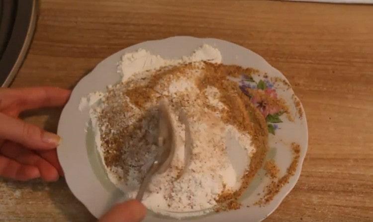 След като добавите малко сушен чесън, смесете панировката.