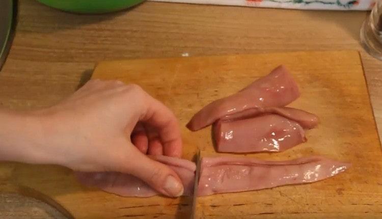 Нарежете млякото наполовина.