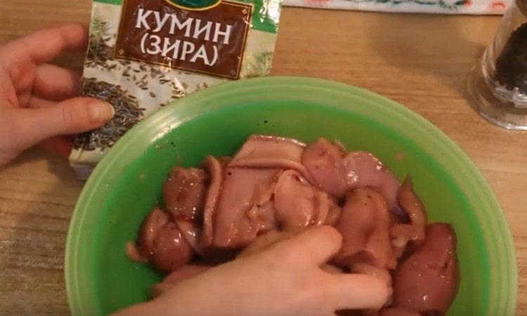 По желание добавете зира.