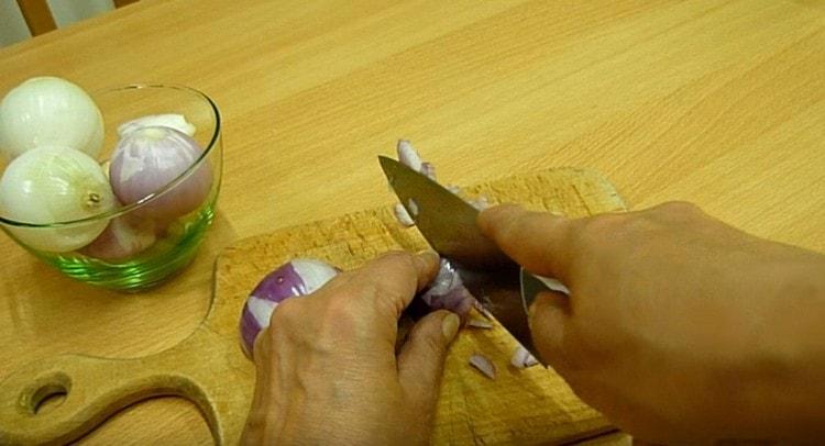 Смелете лука.
