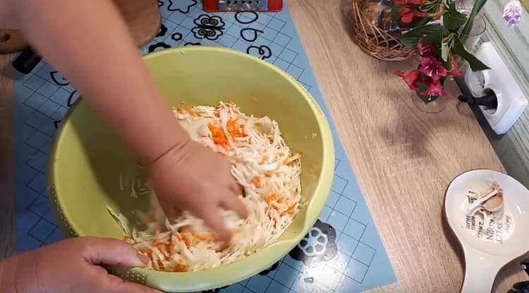 Омесваме зеленчуците добре с ръце, така че да пуснат сока.