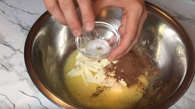 Към яйчената маса добавете омекотеното масло, какаото, содата, гасения оцет.
