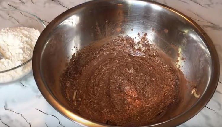 Смесете масата до гладка.