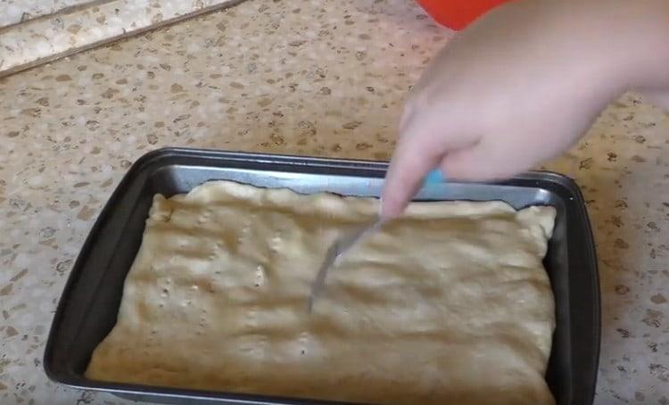 Разклащаме горната част на пая.