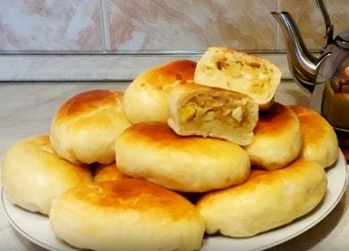 Готвене на вкусни пайове във фурната със зеле и яйца по стъпка по стъпка рецепта със снимка.