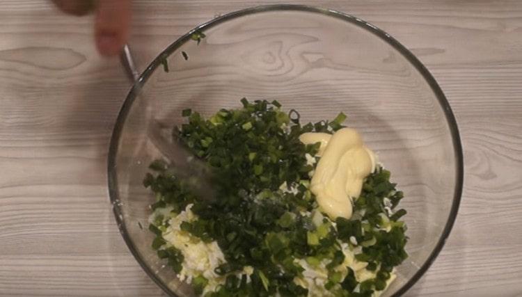 Добавете сол на вкус, както и майонеза.