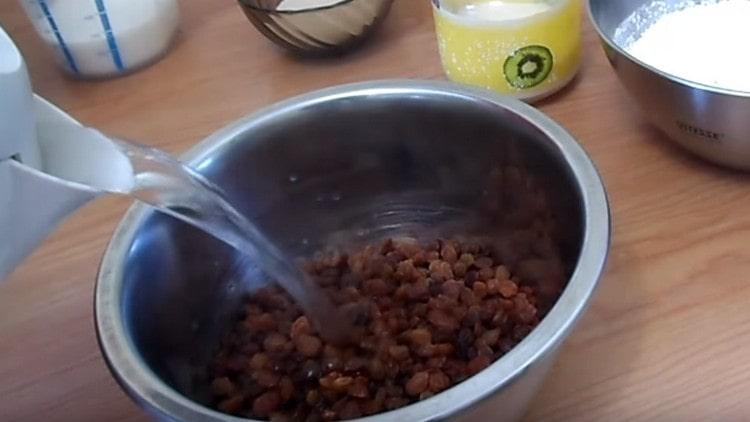 Задушени стафиди с вряла вода.