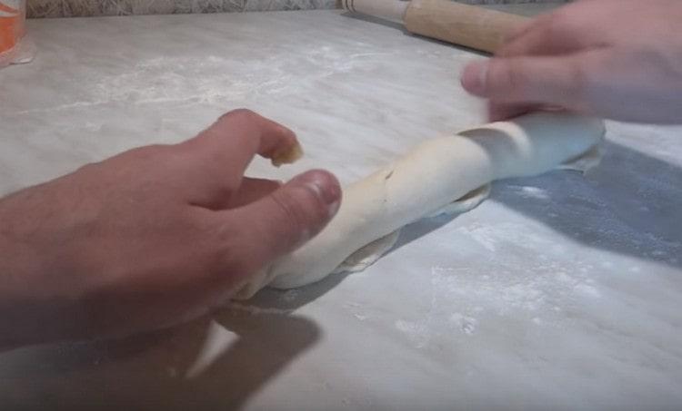 Завийте тестото, пълнено с руло.