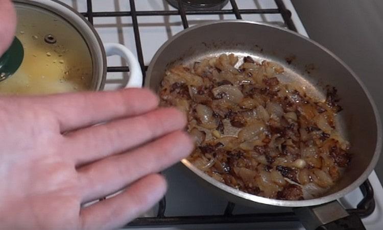 Нарежете и запържете лука до златисто кафяво