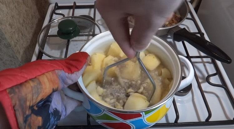 Омесете картофеното пюре.