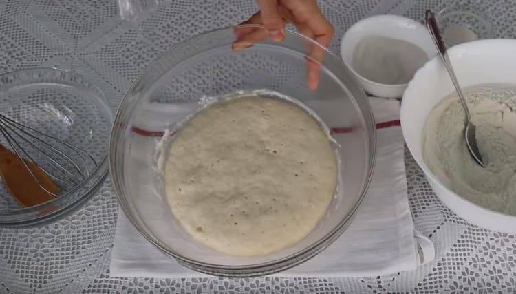 След час и половина на тесто ще се издигне шапка.