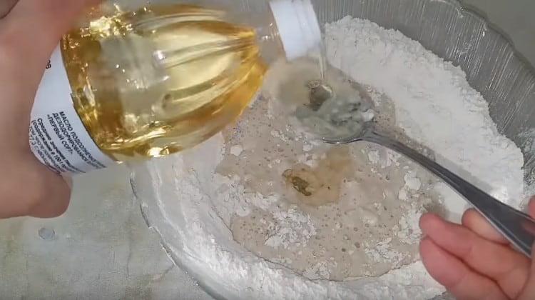 Когато маята се активира, добавете растително масло.