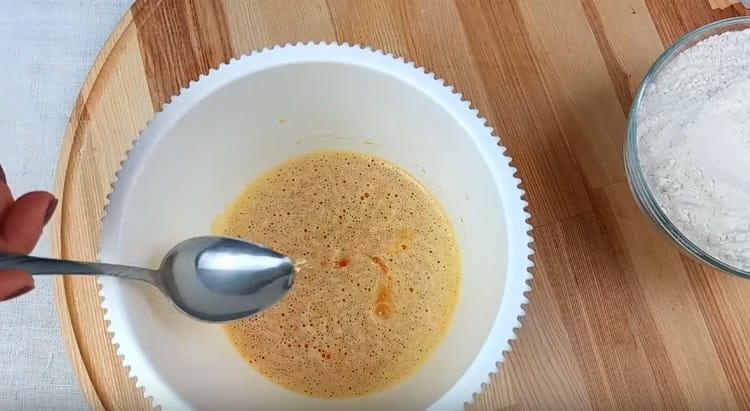 Добавете ябълков оцет към разбитата маса.