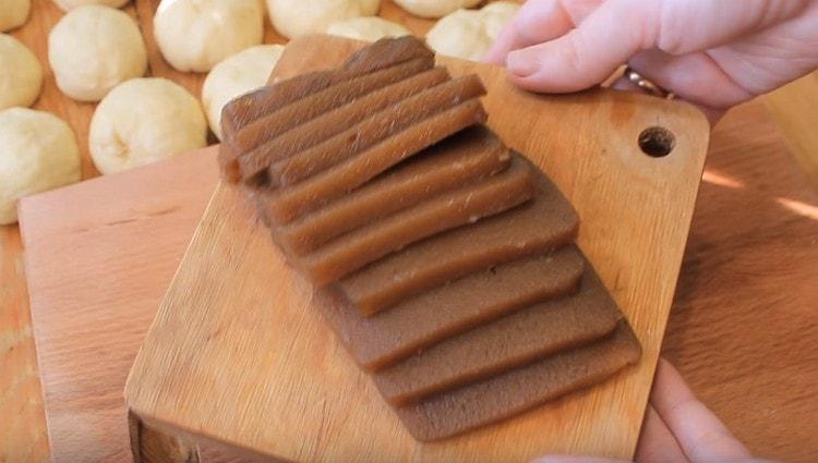 Разделете сладкото на дълги парчета.