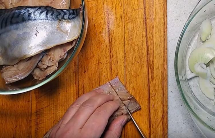 Нарязваме скумрията на парчета.
