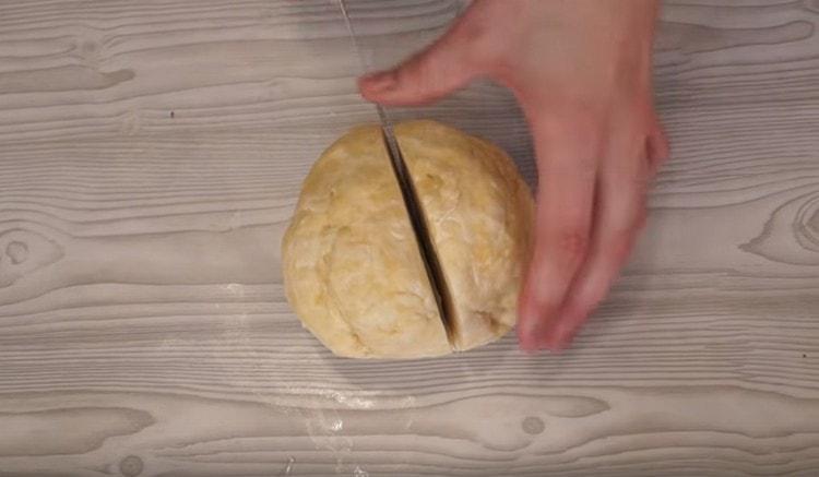 Разделете тестото наполовина.