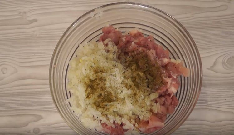 Смесете лука с месото, добавете сол, черен пипер, подправки на вкус.