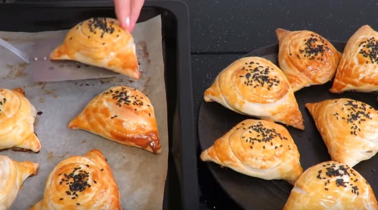 Такава самса с месо е изключително вкусна.